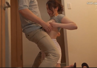 Mời anh hàng xóm qua uống rượu thấy cô vợ ngon quá nên chén vội